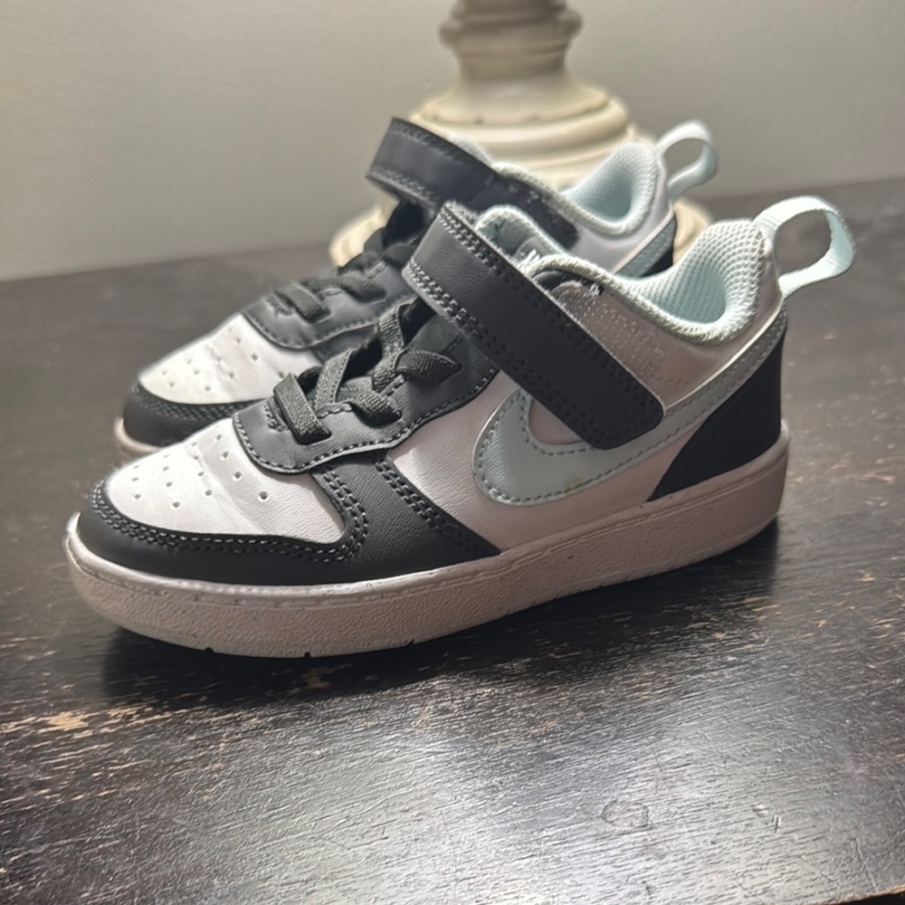 Nike Kids Sneakers in Black, White & Light Blue